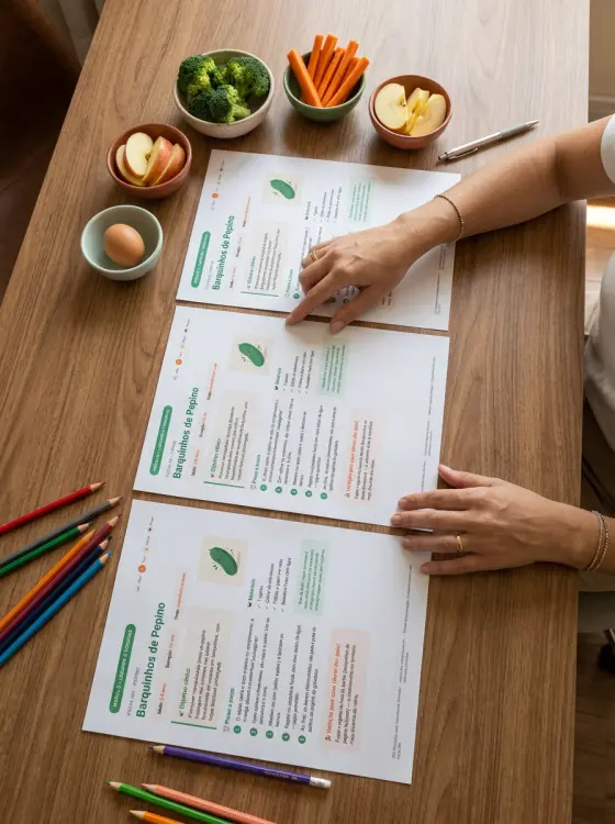 Cena ilustrativa: fichas impressas sobre a mesa com alimentos em potinhos